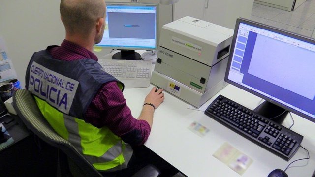 Detingudes en l'aeroport Alacant-Elx cinc membres d'una família en intentar viat