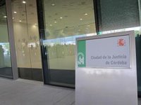 A juicio en Córdoba acusada de morder a su hija menor en el brazo y darle con un cepillo