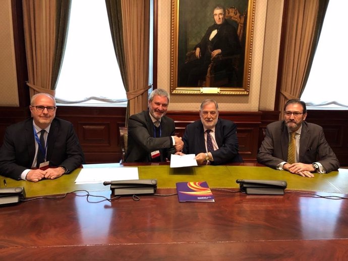 Societat Civil Catalana estreta llaos amb exparlamentarios de diversos partits 
