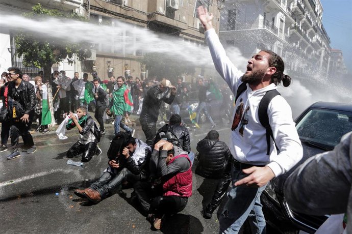 Argelia.- Miles de personas se manifiestan en Argelia contra Bensalá y piden una