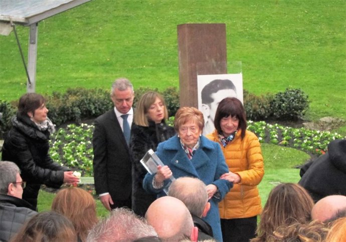 Urkullu dice que "con cada víctima de ETA" se recuerda a las demás y se comprome