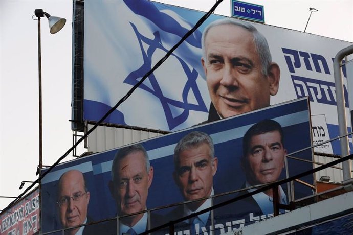 Netanyahu perfílase pa un quintu mandatu pola ventaya de diez escaños del bloque de derecha