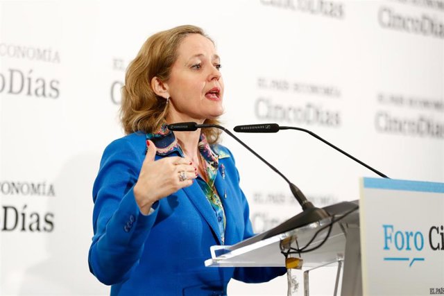 La ministra de Economía y Empresa, Nadia Calvino, participa en el 'Foro Cinco Dí