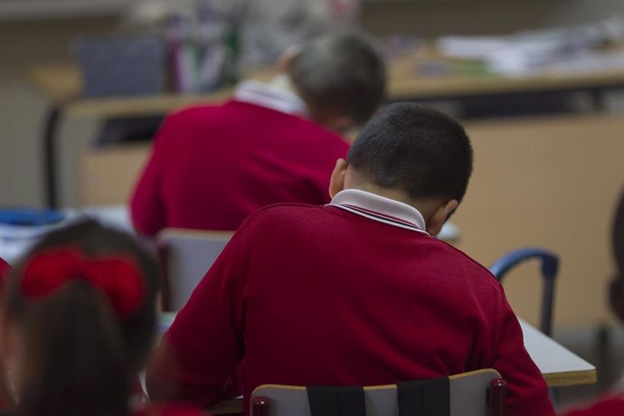 Niño en el colegio