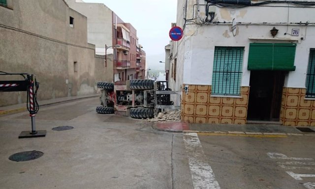 Valencia.- Sucesos.- Una máquina elevadora vuelca en La Llosa de Ranes al quedar