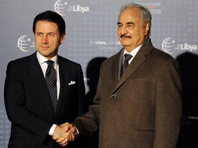 El primer ministro italiano, Conte, y el general libio Haftar en Palermo