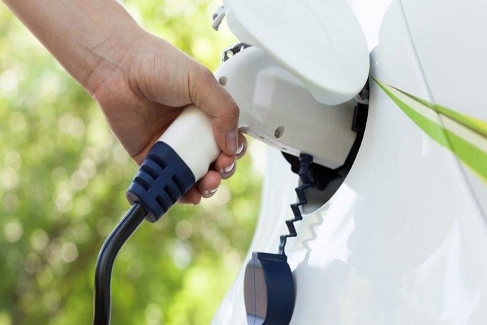 Vehículo eléctrico cargando