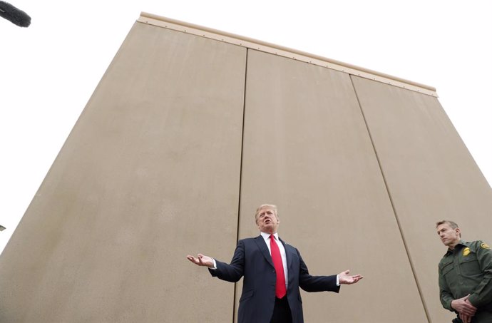Donald Trump junto a un prototipo de muro para la frontera con México
