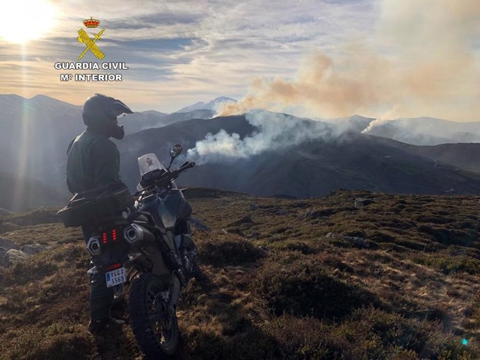Un agente del SEPRONA en labores de vigilancia de incendios forestales