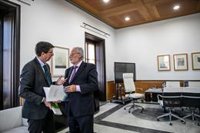 Maeztu reflexiona si continuar como Defensor, propuesta que la Junta ha trasladado a los grupos para renovar el órgano