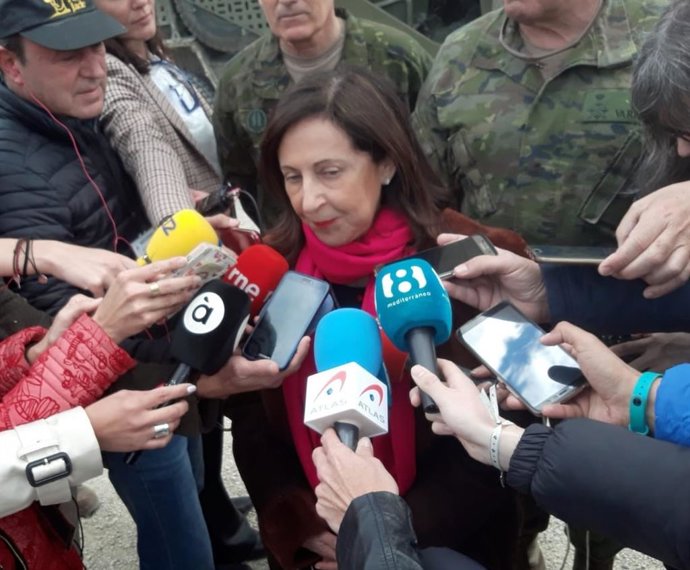 Robles dice que se aplica la normativa "vigente" sobre banderas en los cuarteles