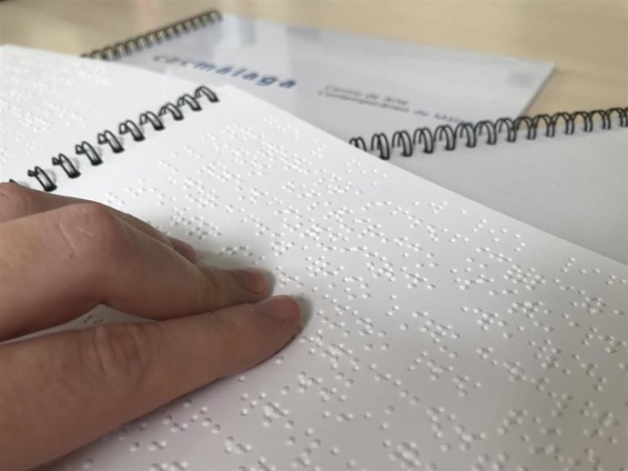 Una persona lee braille