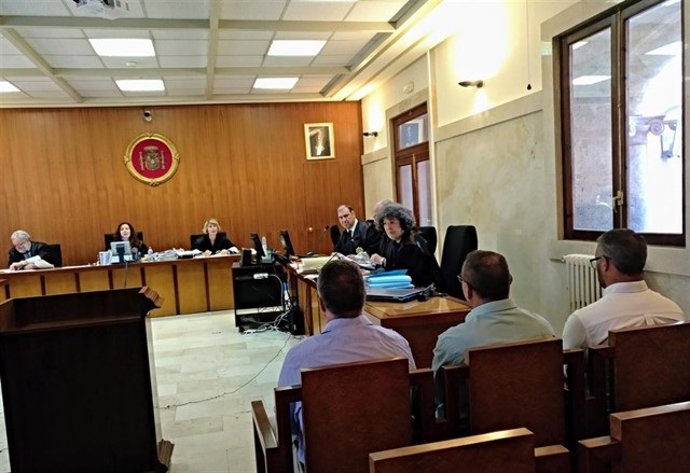 Policies condemnats per humiliar a una companya lesbiana recorren al Suprem po