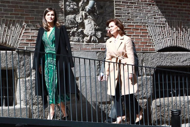 La Reina Letizia fiel a sus stilettos de Prada, incluso en adoquines
