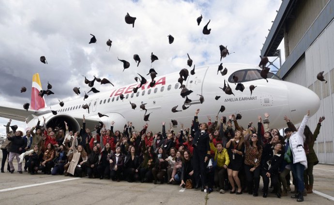 Iberia homenajea a la primera mujer aviadora en cruzar el Atlántico en solitario