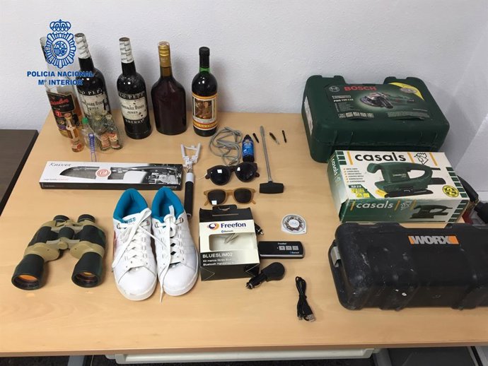 La Policia Nacional Deté A Dues Persones Per Robatori En Interior De Vehicles