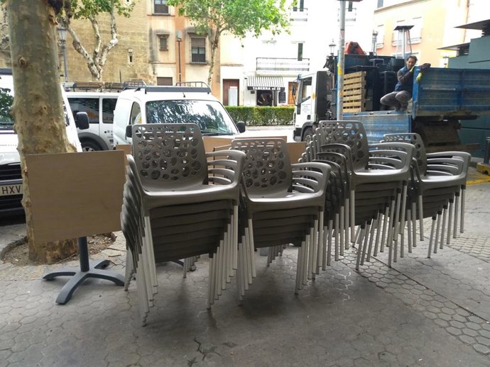 Sevilla.-Retirados 300 elementos sin licencia de 14 establecimientos en Reyes Ca