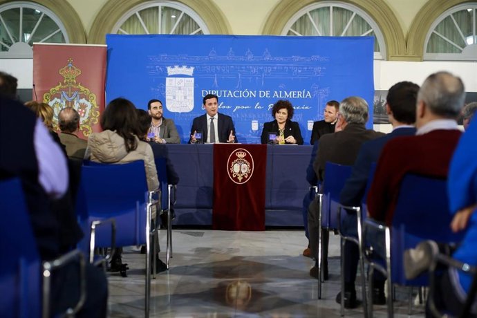 La revista 'Almería Cofrade' se ha presentado en el Patio de Luces de Diputación