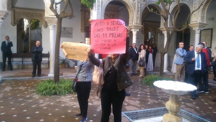 Sevilla.- Vecinos de La Florida acuden a la presentación del proyecto del mercad