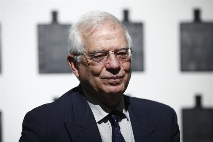 El ministro de Asuntos Exteriores, Josep Borrell, inaugura una exposición en la Casa Árabe 