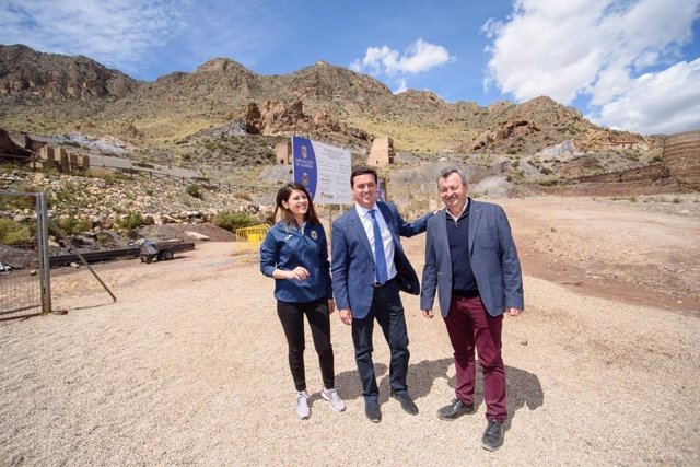 Javier A. García y el alcalde de Pulpí, en la entrada a la geoda.