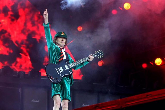 AC / DC. Gitarrist Angus McKinnon Young ( AC/DC ) während eines Konzertes im Rah