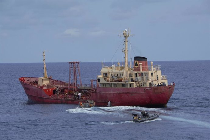 El patrullero 'Serviola', con base en Ferrol, libera un buque nigeriano en manos de piratas