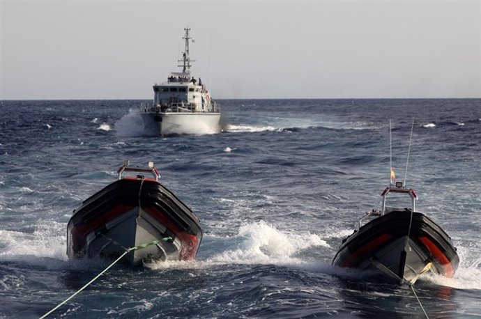 Libia.- Vuelca un barco con migrantes a bordo frente a la costa de Libia