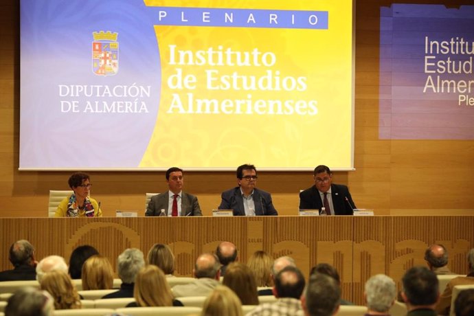 SaboresAlmería.- El IEA entrega en su Plenario el Escudo de Honor del Instituto a Josefa Balsells y Pablo Mazuecos