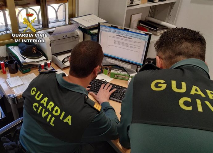 Sucesos.- La Guardia Civil detiene a dos personas dedicadas a robar en viviendas de Albudeite