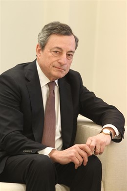Draghi obre la porta a mesures per palliar l'efecte advers dels tipus negatius