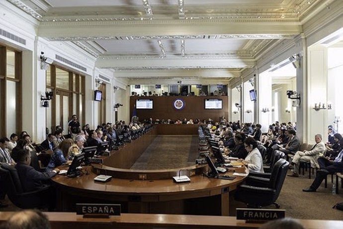 Representantes de los países miembro de la OEA durante la sesión extraordinaria.