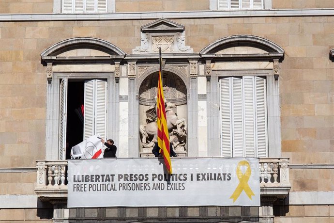 El Govern de la Generalitat cambia el lazo amarillo de su edificio por uno blanco