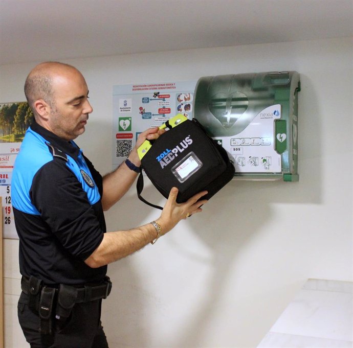 Málaga.- El Ayuntamiento de Estepona amplía la instalación de desfibriladores con un total de 15 dispositivos