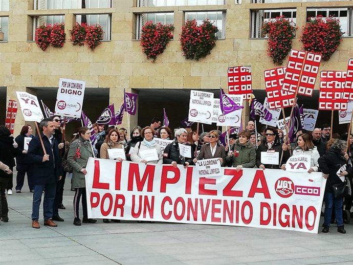 UGT y CCOO se concentran ante el bloqueo del convenio de Limpieza de Edificios y Locales