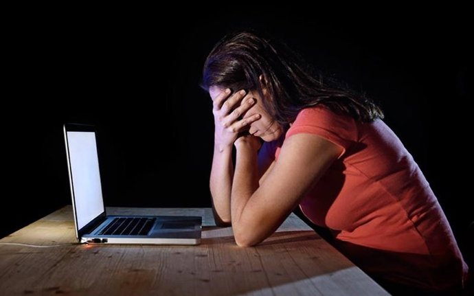 Suc.- Identificado por extorsionar por internet a una joven de Burgos y a otra menor para que posasen desnudas