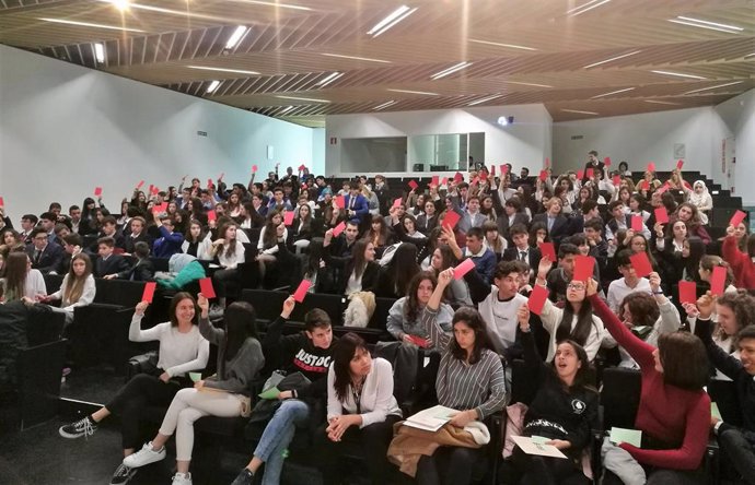 Alumnos de diez centros educativos aragoneses participan en un debate del Modelo de Parlamento Europeo