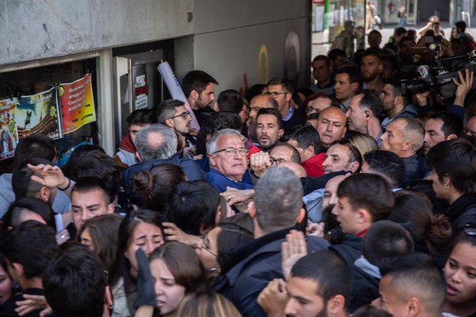 La cabeza de lista al Congreso del PP por Barcelona, Cayetana Álvarez de Toledo, recibe abucheos a la salida de un acto en la Universidad Autónoma de Barcelona