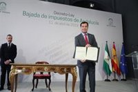 Moreno firma el decreto ley de rebaja fiscal "que beneficia a todos los andaluces" con un impacto de 235 millones