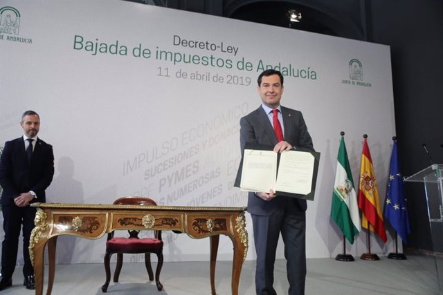 AV.- Moreno firma el decreto ley de rebaja fiscal "que beneficia a todos los andaluces" con un impacto de 235 millones
