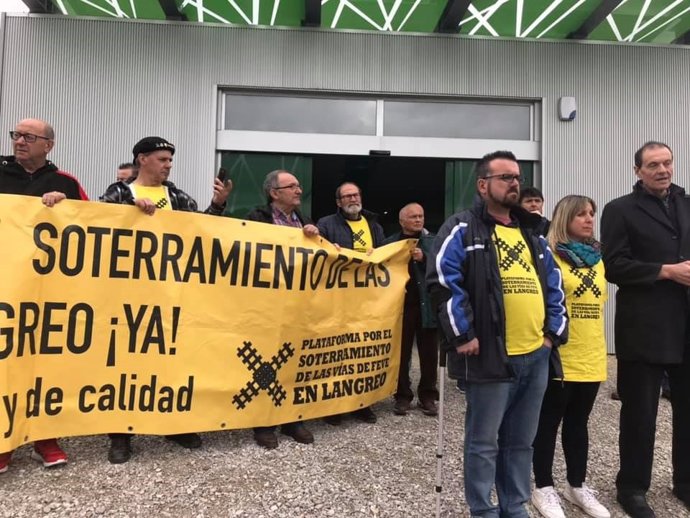 Integrantes de la Plataforma por el Soterramiento de Langreo se encierran en la estación de La Felguera