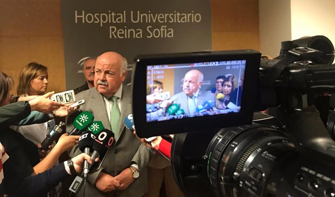 Aguirre reconoce la calidad del trabajo de los profesionales sanitarios al entregarles acreditaciones que la avalan