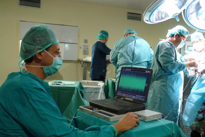 Granada.- El Hospital Virgen de las Nieves minimiza los síntomas del Parkinson a 400 pacientes con una cirugía