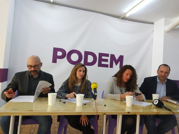 Rubén Martínez Dalmau, primero a la derecha de la imagen.