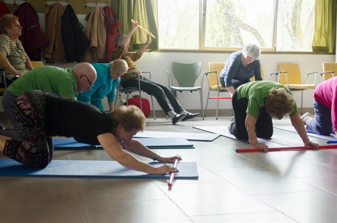 Mujer mayor haciendo gimnsasia, mujeres mayores haciendo gimnasia