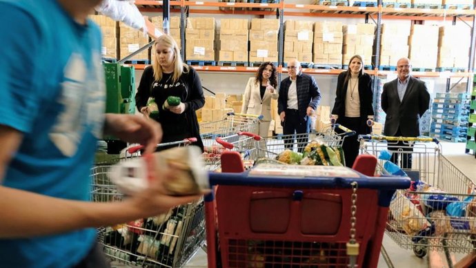 Málaga.- La consejera de Igualdad destaca la labor de Bancosol Alimentos que atiende a 50.000 personas en Málaga