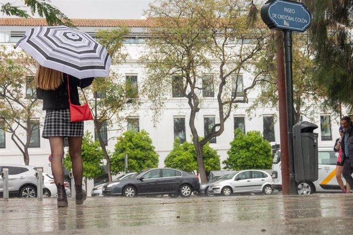 La lluvia hace acto de presencia en Sevilla.