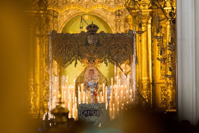 La Virgen de la Esperanza Macarena a su salida de la basílica