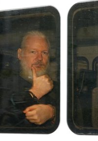 Julian Assange, detenido por la Policía británica en la Embajada de Ecuador en Londres