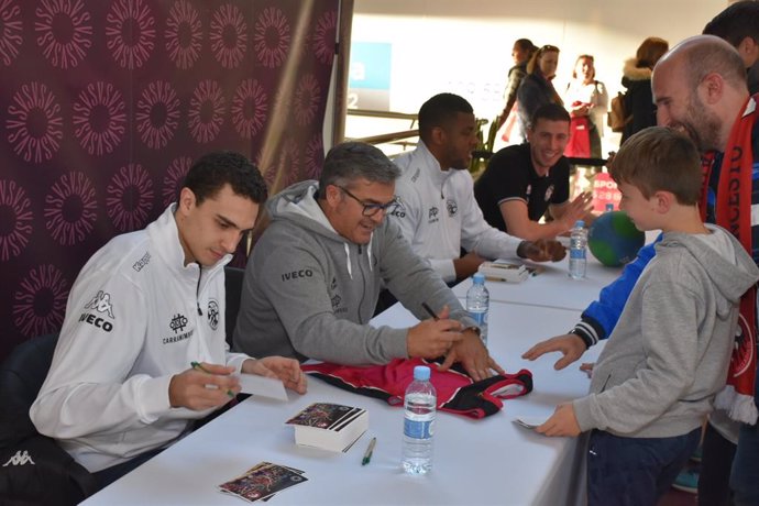 COMUNICADO: Jugadores del Carramimbre CBCV firman autógrafos arropados por sus seguidores en Vallsur